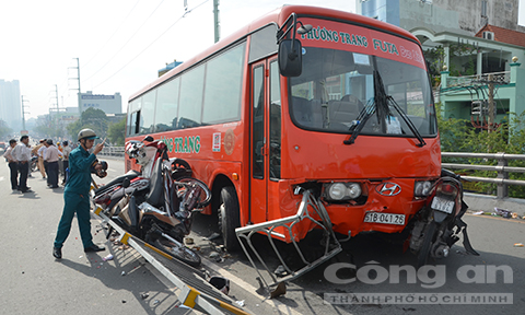 Hiện trường vụ tai nạn xe Phương Trang tại cầu vượt Cây Gõ