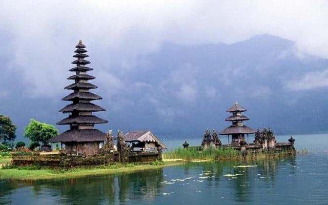 Kinh nghiệm du lịch Bali: Đền Ulun Danu Bratan trên mặt hồ núi lửa