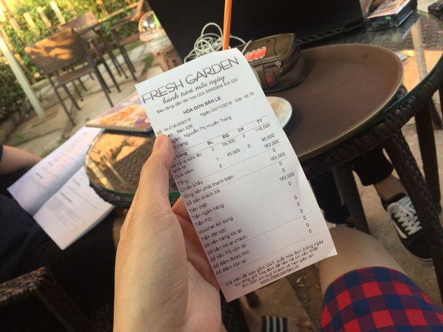 Quầy order và không gian phục vụ trong nhà của Fresh Garden