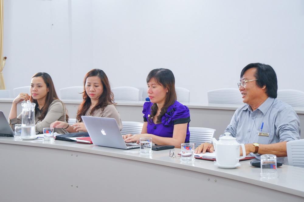 Đại diện Khoa Kế toán TDTU đang trao đổi nội dung hợp tác với A&amp;C