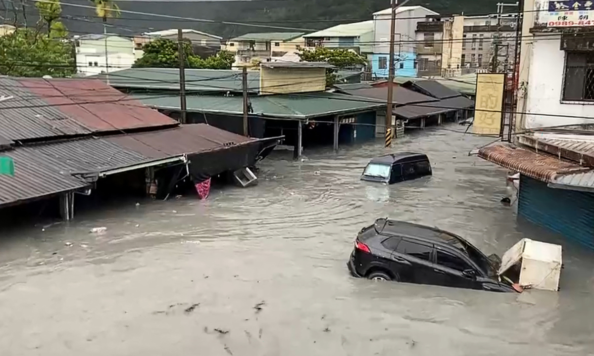 Một khu vực bị lũ lụt tàn phá nặng nề, cho thấy quy mô của thiệt hại do siêu bão Ragasa gây ra