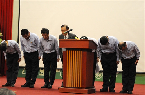 Chủ tịch Hội đồng quản trị Formosa Hà Tĩnh Trần Nguyên Thành cùng các thành viên công ty cúi đầu xin lỗi Chính phủ và nhân dân Việt Nam vì sự cố môi trường nghiêm trọng