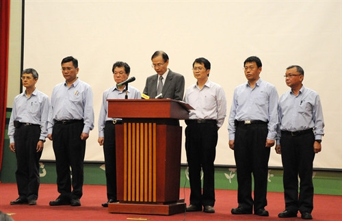Chủ tịch Hội đồng quản trị Trần Nguyên Thành và thành viên Formosa Hà Tĩnh đọc lời thừa nhận trách nhiệm về sự cố môi trường biển 4 tỉnh miền Trung