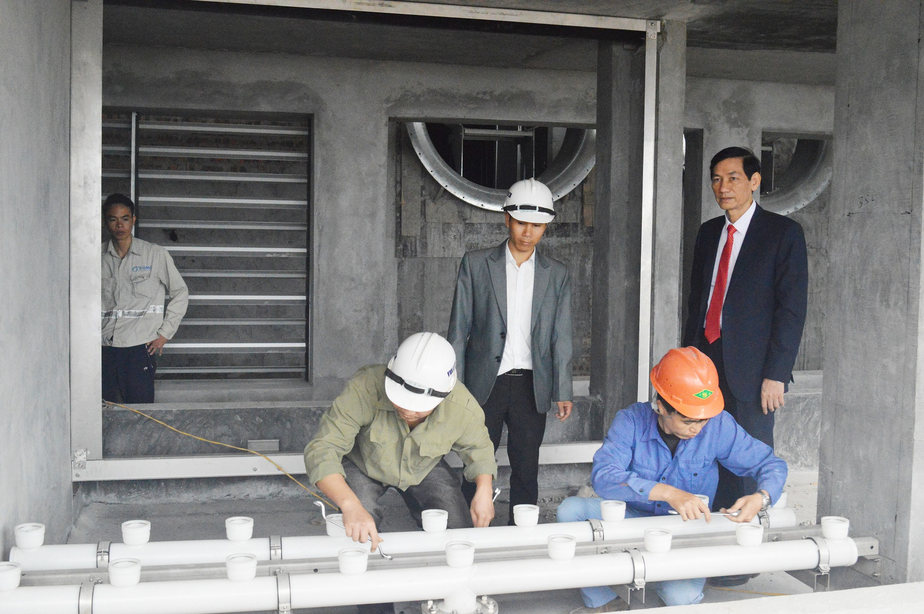 Cán bộ và công nhân Công ty TNHH Sợi dệt Hương Sen Comfor trong buổi lễ ra quân sản xuất