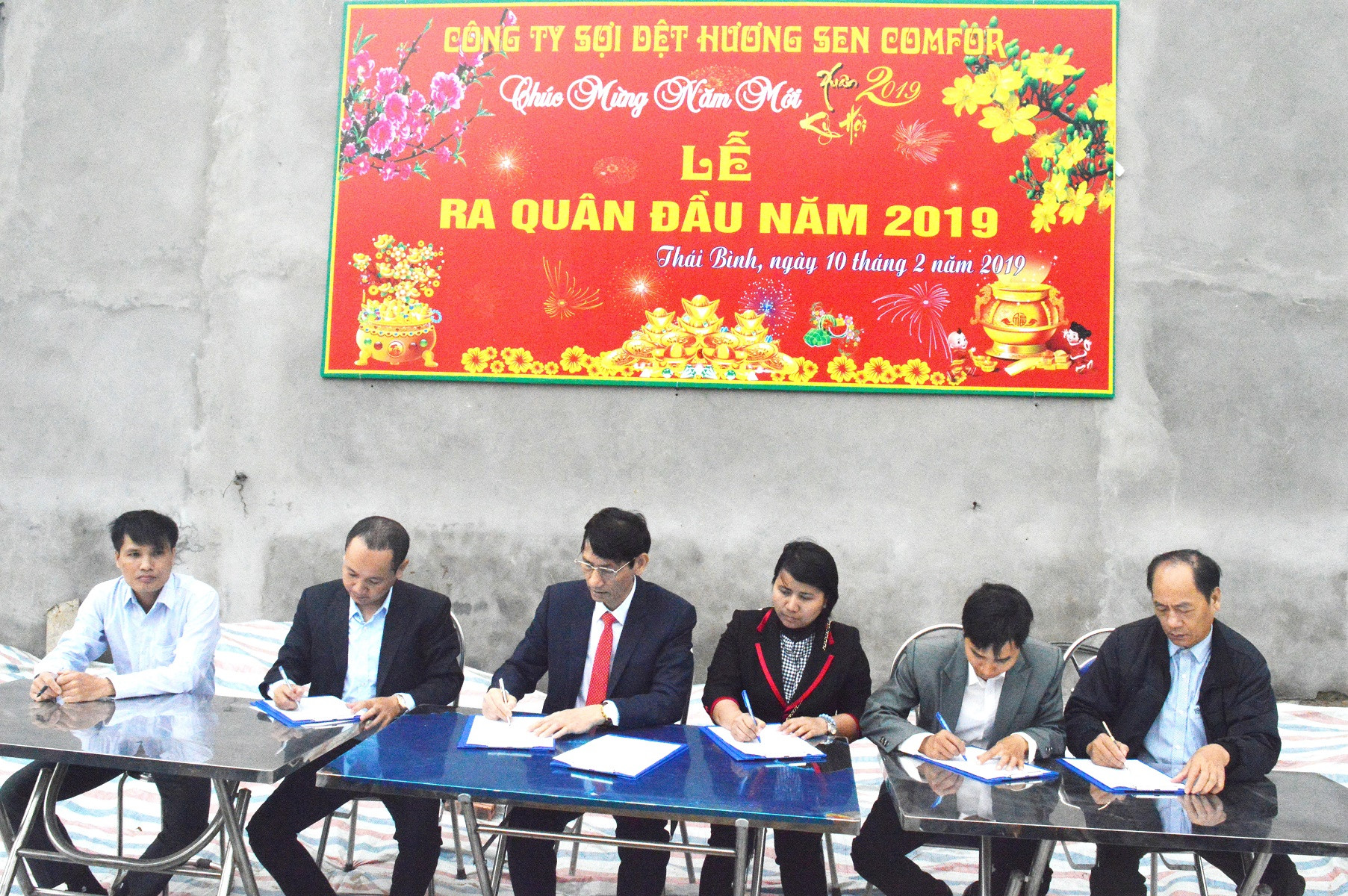 Cán bộ, công nhân viên Công ty TNHH Sợi dệt Hương Sen Comfor ký giao ước thi đua năm 2019