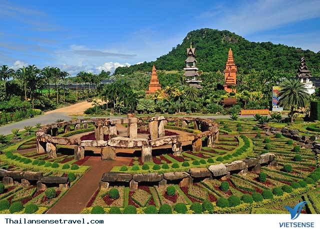 Một góc kiến trúc vườn theo phong cách châu Âu tại Vườn hoa nhiệt đới Nong Nooch gần Pattaya