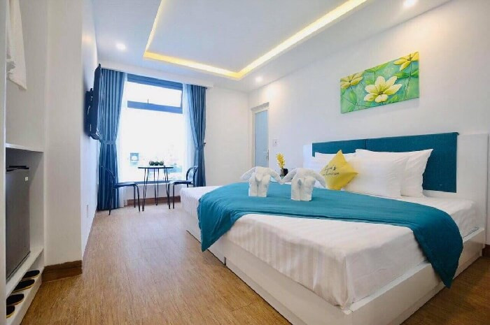 Atlantic Hotel, khách sạn với vị trí đẹp, có góc nhìn ra biển và không gian phòng thoáng đãng.