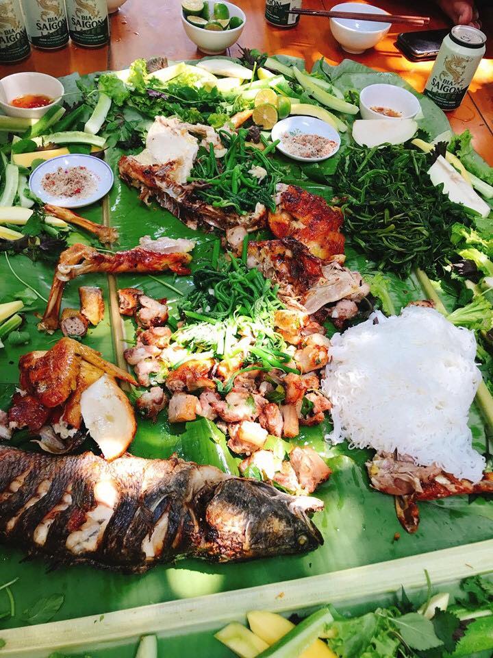 Khu vực picnic ấm cúng với lò nướng giữa Vườn hoa hướng dương bắc giang, phục vụ trải nghiệm ẩm thực