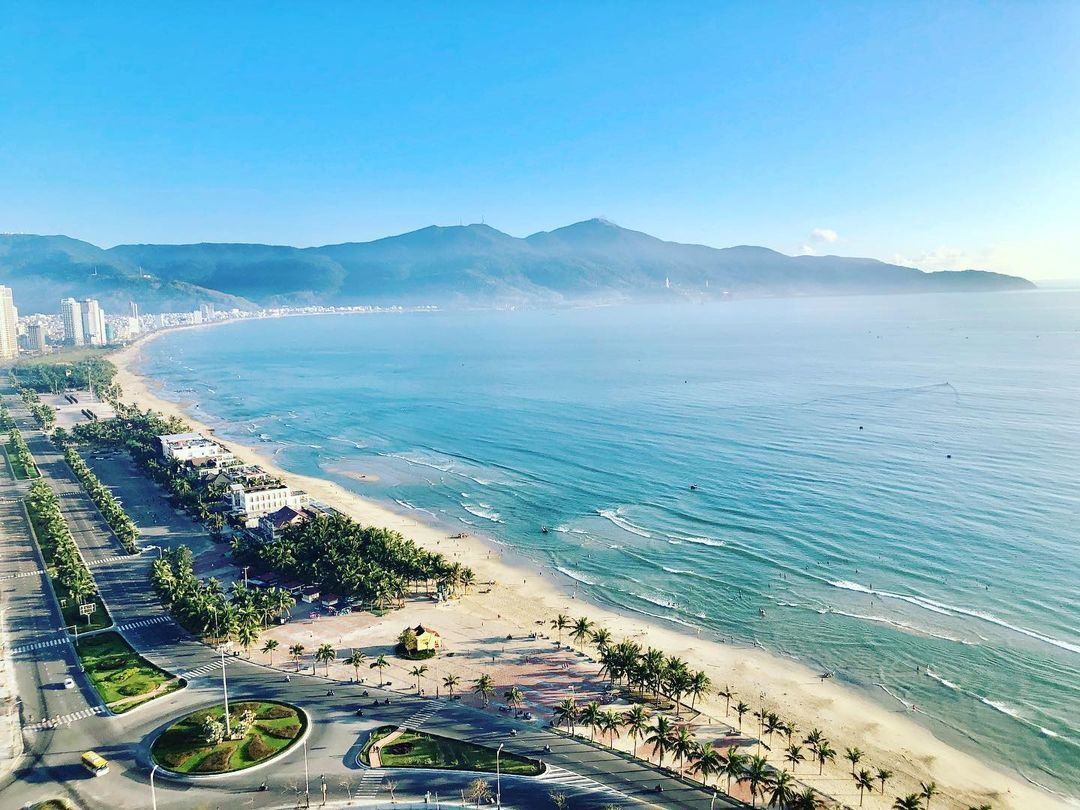 Bãi biển Mỹ Khê với bờ cát trắng và nước biển xanh trong, gần Khách sạn Senriver Hotel Đà Nẵng
