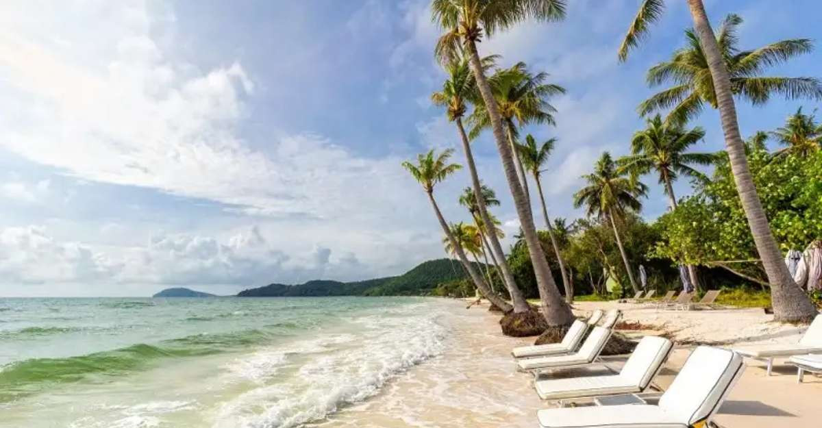 Bãi Sao Phú Quốc với cát trắng mịn và nước biển xanh trong