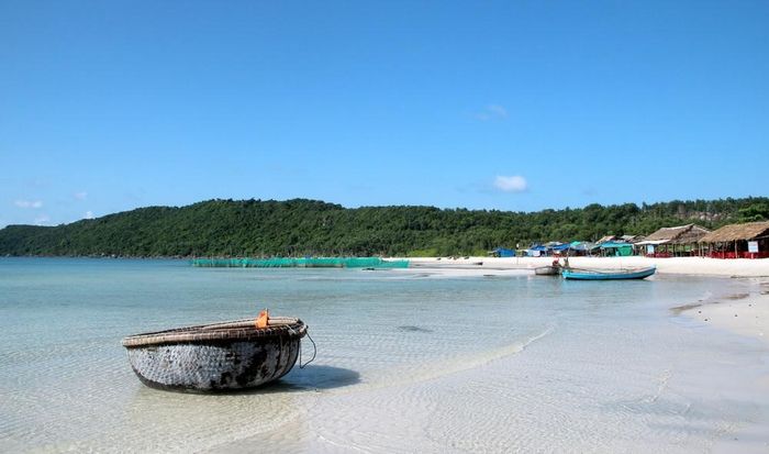 Bãi Vòng Phú Quốc là điểm du lịch hấp dẫn với bãi biển dài và khung cảnh hoang sơ.