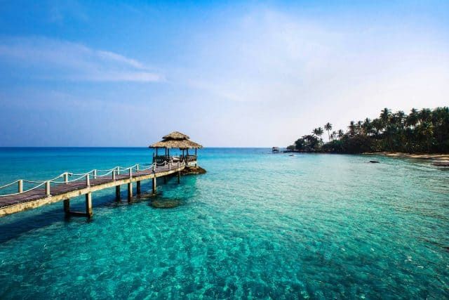 Kinh nghiệm du lịch Bali: Biển Kuta với bãi cát mịn và nước biển trong xanh
