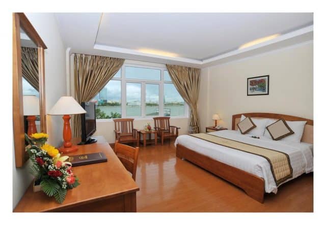 Mặt tiền khách sạn Bamboo Green Hotel Đà Nẵng với phong cách kiến trúc Pháp cổ điển.
