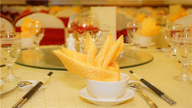 Bàn tiệc cưới được trang trí lộng lẫy tại Golden Center