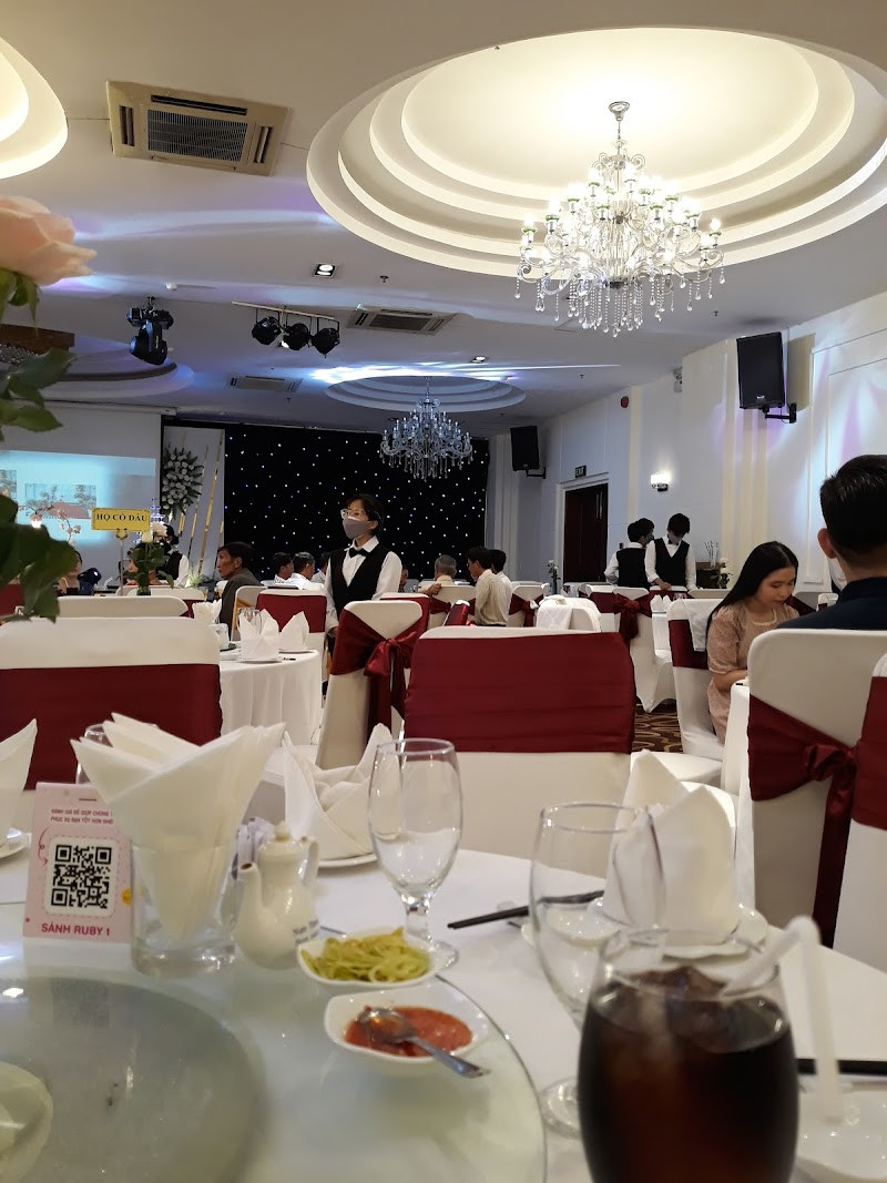 Bàn tiệc được sắp xếp chỉnh chu, đẳng cấp tại trung tâm tiệc cưới hội nghị Diamond Place II Âu Cơ