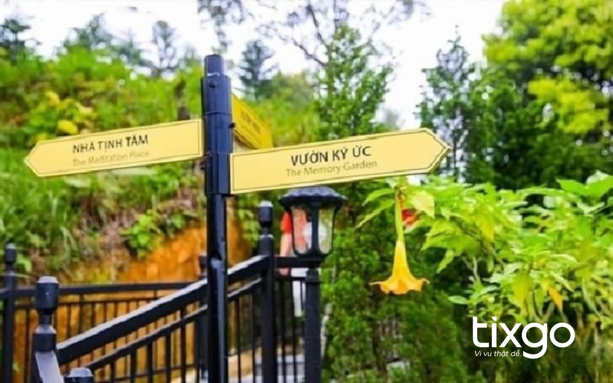 Bảng hướng dẫn vào vườn Ký Ức của vườn hoa Bà Nà Hills, hứa hẹn một hành trình cảm xúc