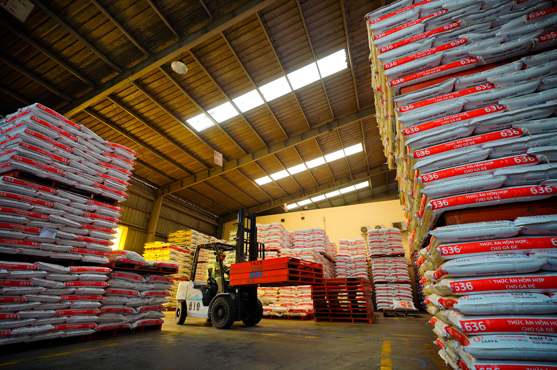 Quy trình kiểm soát chất lượng sản phẩm tại nhà máy của CÔNG TY TNHH JAPFA COMFEED VIỆT NAM, đảm bảo an toàn thực phẩm.