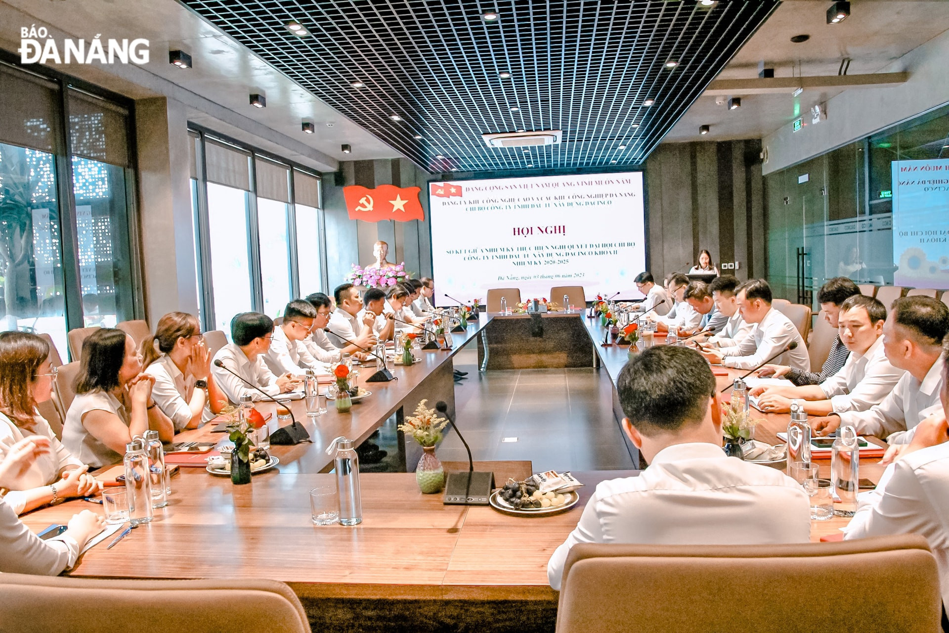 Hội nghị sơ kết giữa nhiệm kỳ 2020-2025 của Chi bộ Công ty TNHH Đầu tư Xây dựng DACINCO, nhấn mạnh tầm quan trọng của công tác lãnh đạo Đảng