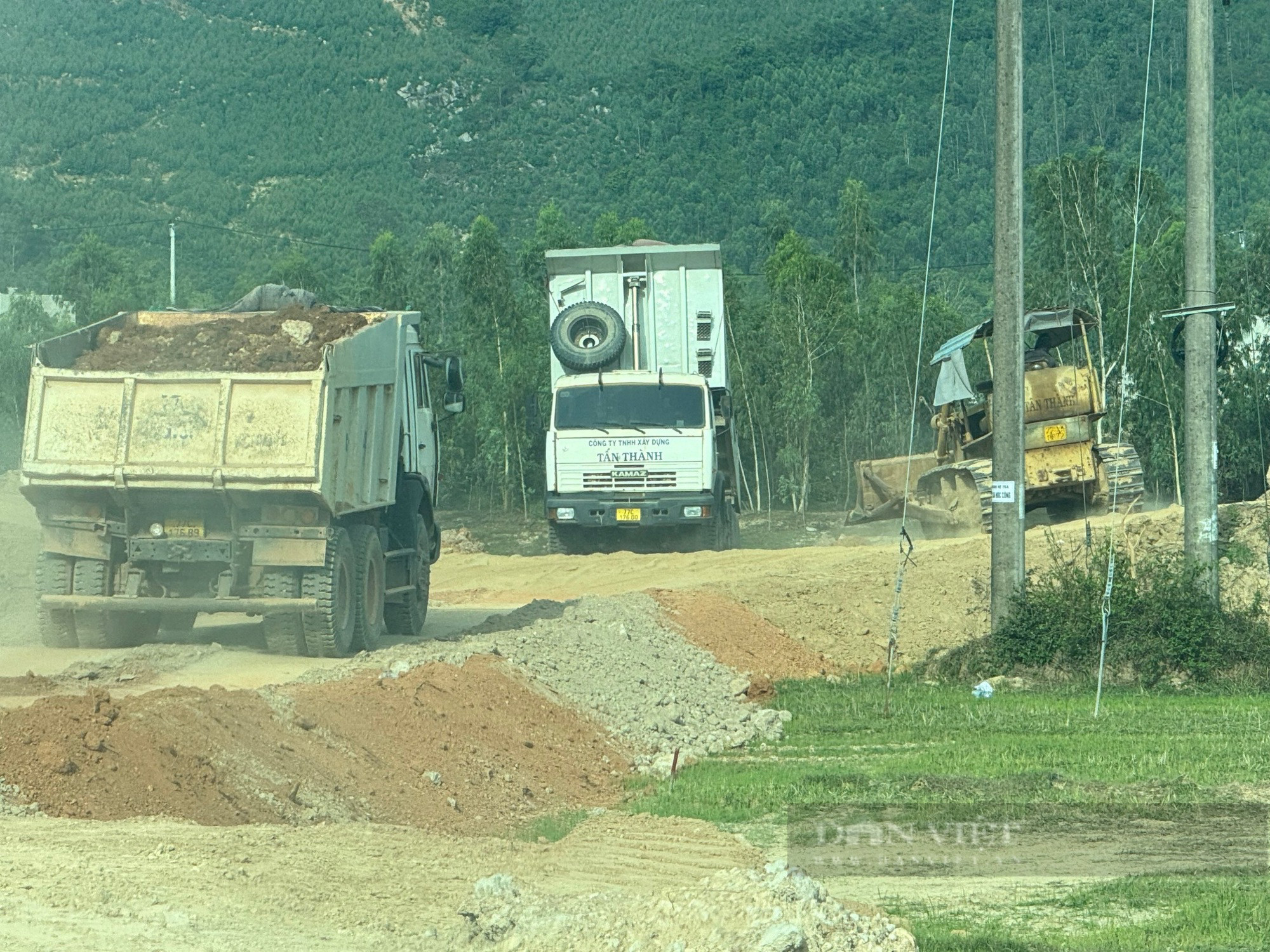 Phương tiện của Công ty TNHH Xây dựng Tấn Thành chở đất di chuyển trên đường gây bụi và rơi vãi.