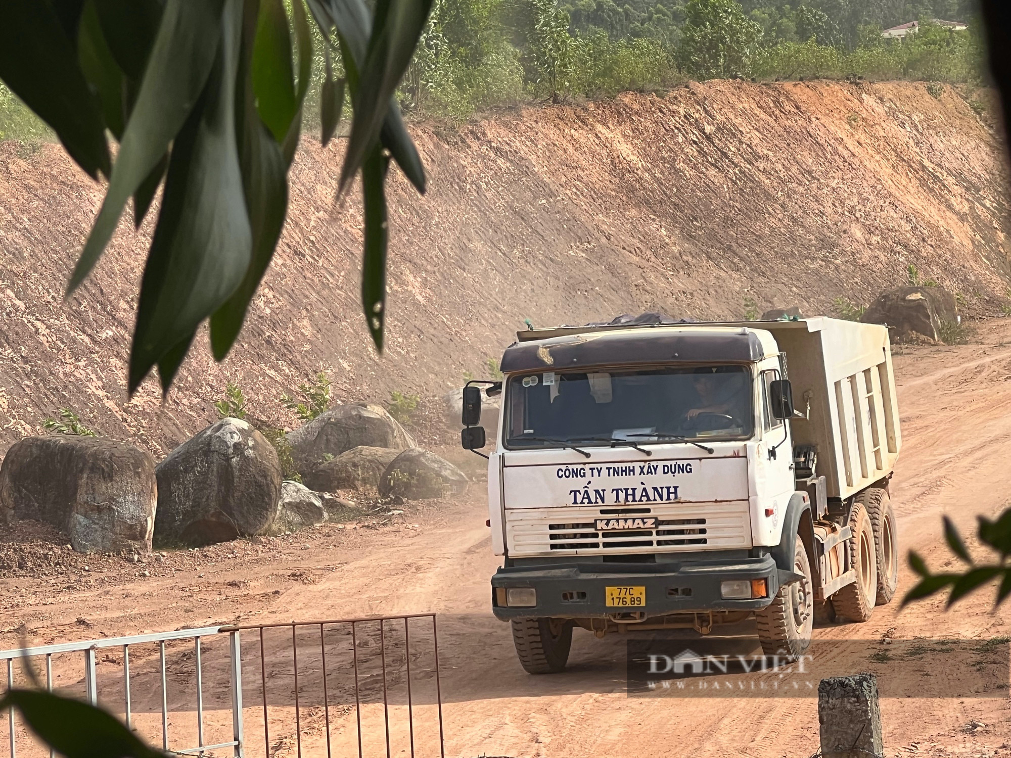 Xe tải mang biển kiểm soát 77C 176.89 của Công ty TNHH Xây dựng Tấn Thành rời khỏi dự án Hồ chứa nước Đá Vàng vào ngày 28/5.