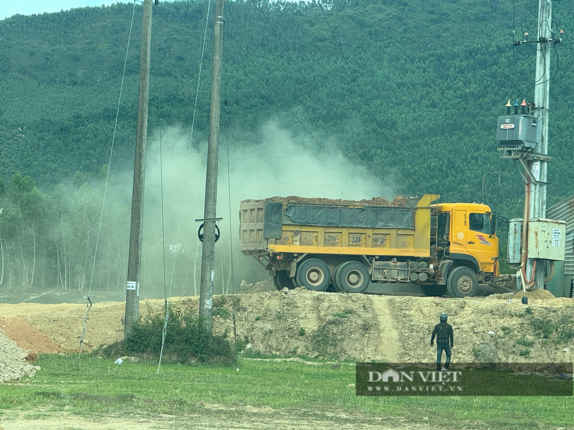 Phương tiện chở đất từ Hồ chứa nước Đá Vàng đến điểm đổ tại công trình khác trên địa bàn xã Phước Thành, huyện Tuy Phước.