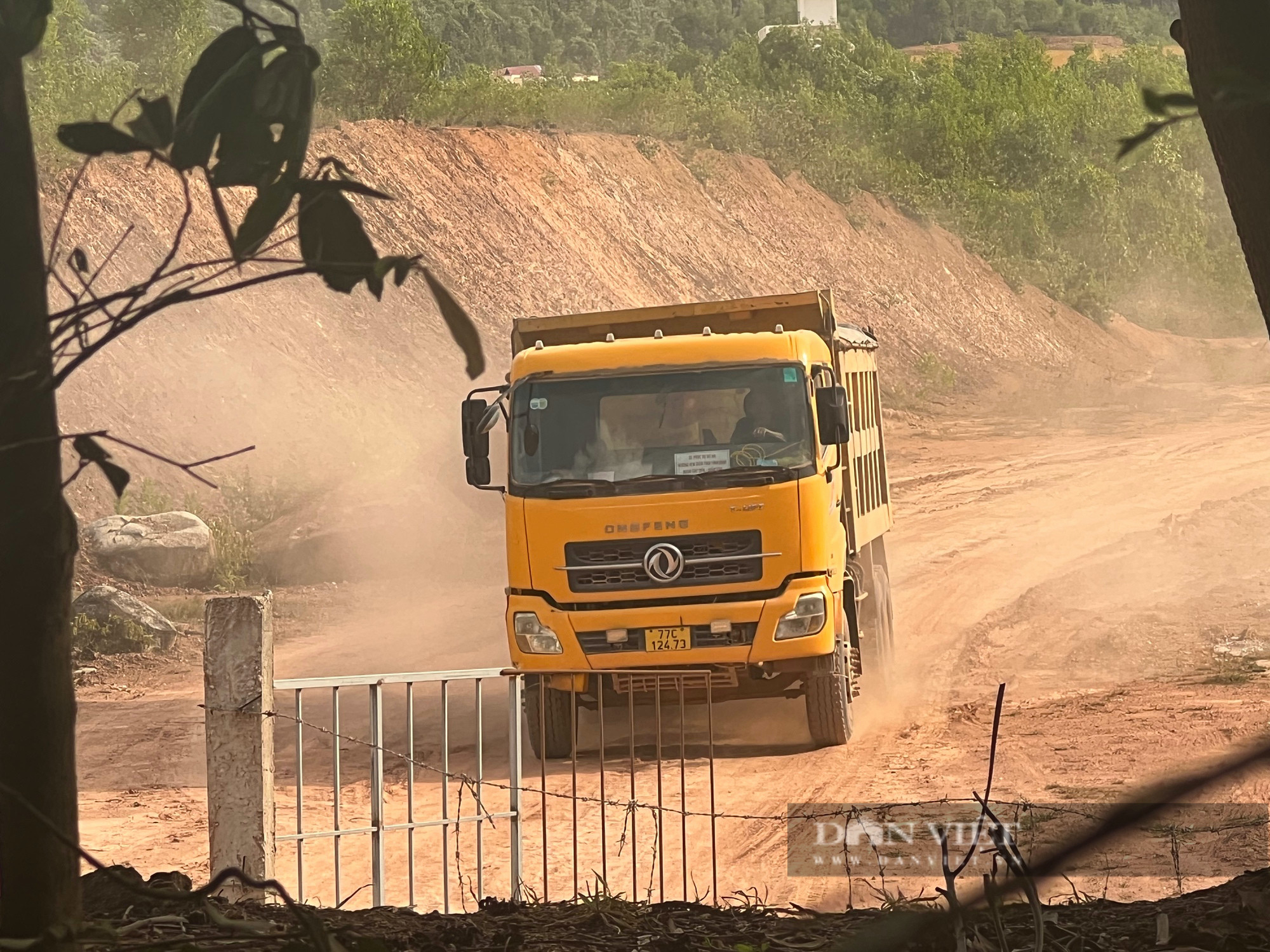 Xe tải mang biển kiểm soát 77C 124.73 vận chuyển đất ra khỏi khu vực dự án Hồ chứa nước Đá Vàng, ảnh chụp ngày 28/5.