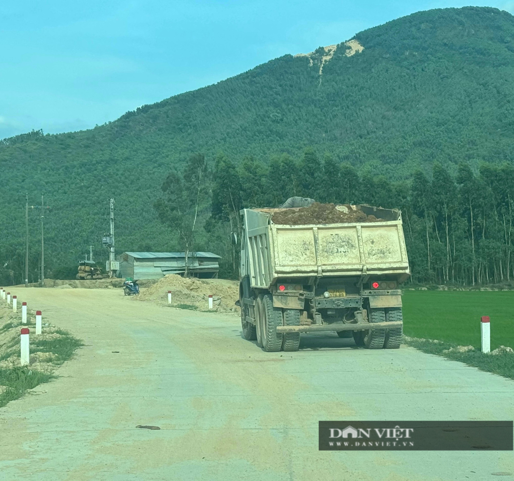 Phương tiện của Công ty TNHH Xây dựng Tấn Thành chở đất di chuyển trên đường công cộng.