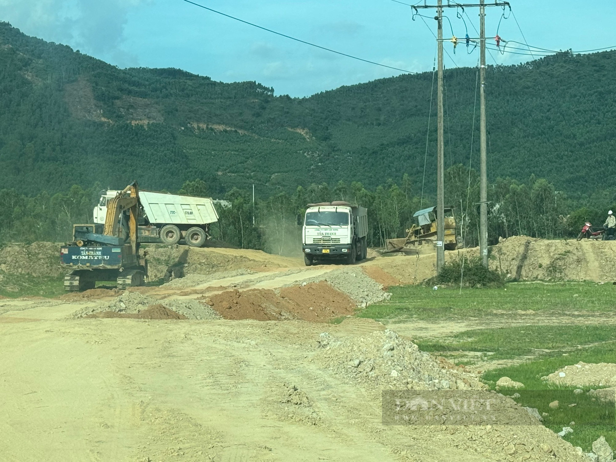 Khu vực thi công san lấp đường, phục vụ Dự án xây dựng cầu Hóc Công (xã Phước Thành, huyện Tuy Phước) có nhiều màu đất khác nhau.