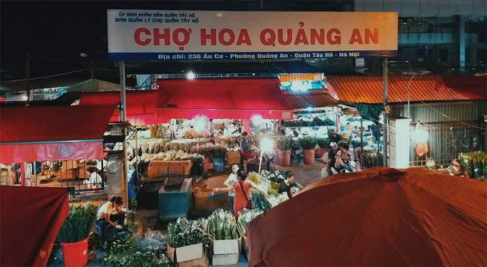 Bầu không khí nhộn nhịp tại Chợ Hoa Quảng Bá vào sáng sớm