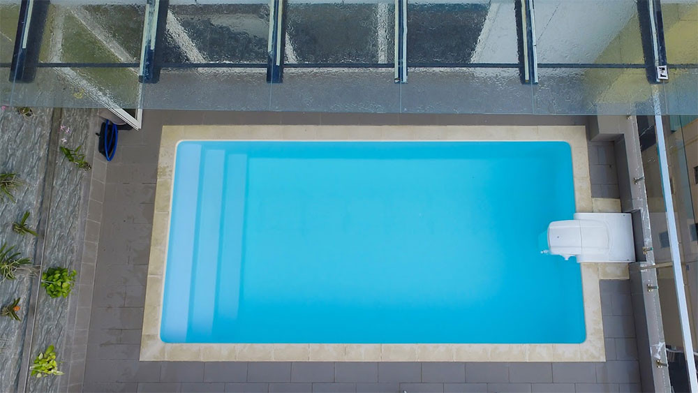 Bể bơi khách sạn Prague Hotel nhìn từ trên cao, với thiết kế hiện đại, làn nước xanh mát và khu vực thư giãn, tạo điểm nhấn cho trải nghiệm lưu trú tại khách sạn 3 sao quận 1 Prague Hotel