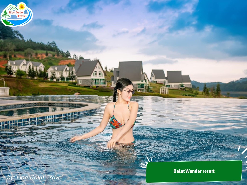 Bể bơi ngoài trời tại Dalat Wonder Resort tầm nhìn hướng hồ là không gian thư giãn lý tưởng cho du khách