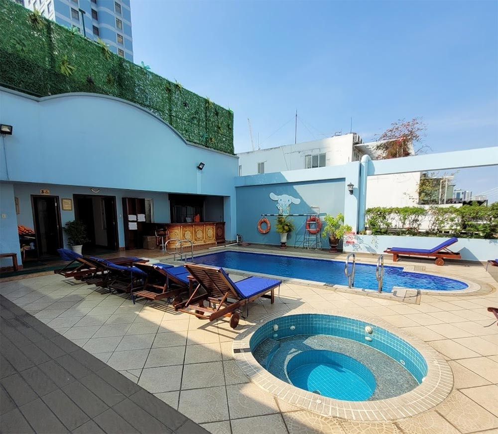 Bể bơi ngoài trời tại Huong Sen Hotel với hàng cây xanh mát, ghế dài thư giãn và không gian yên bình, là nơi lý tưởng để thoát khỏi sự ồn ào của thành phố tại khách sạn 3 sao quận 1 Huong Sen Hotel