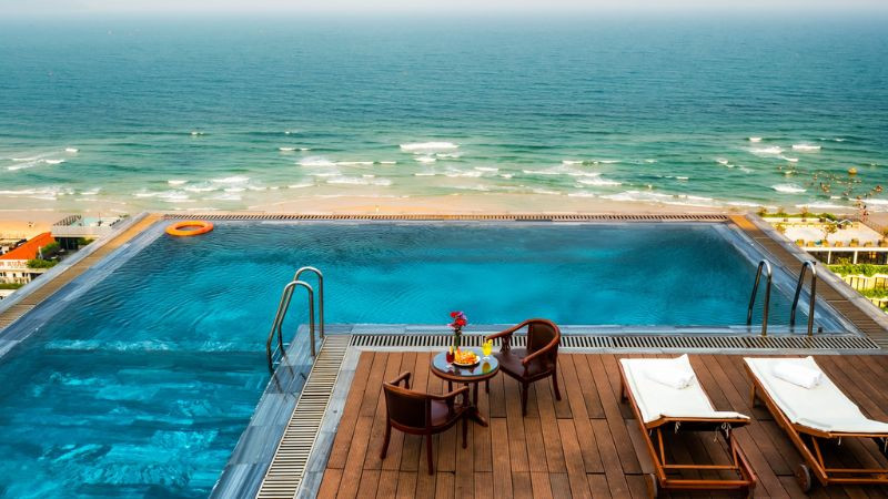 Bể bơi ngoài trời tại khách sạn Golden Sea 3 Đà Nẵng, một trong những khách sạn gần trung tâm Đà Nẵng với giá cả phải chăng