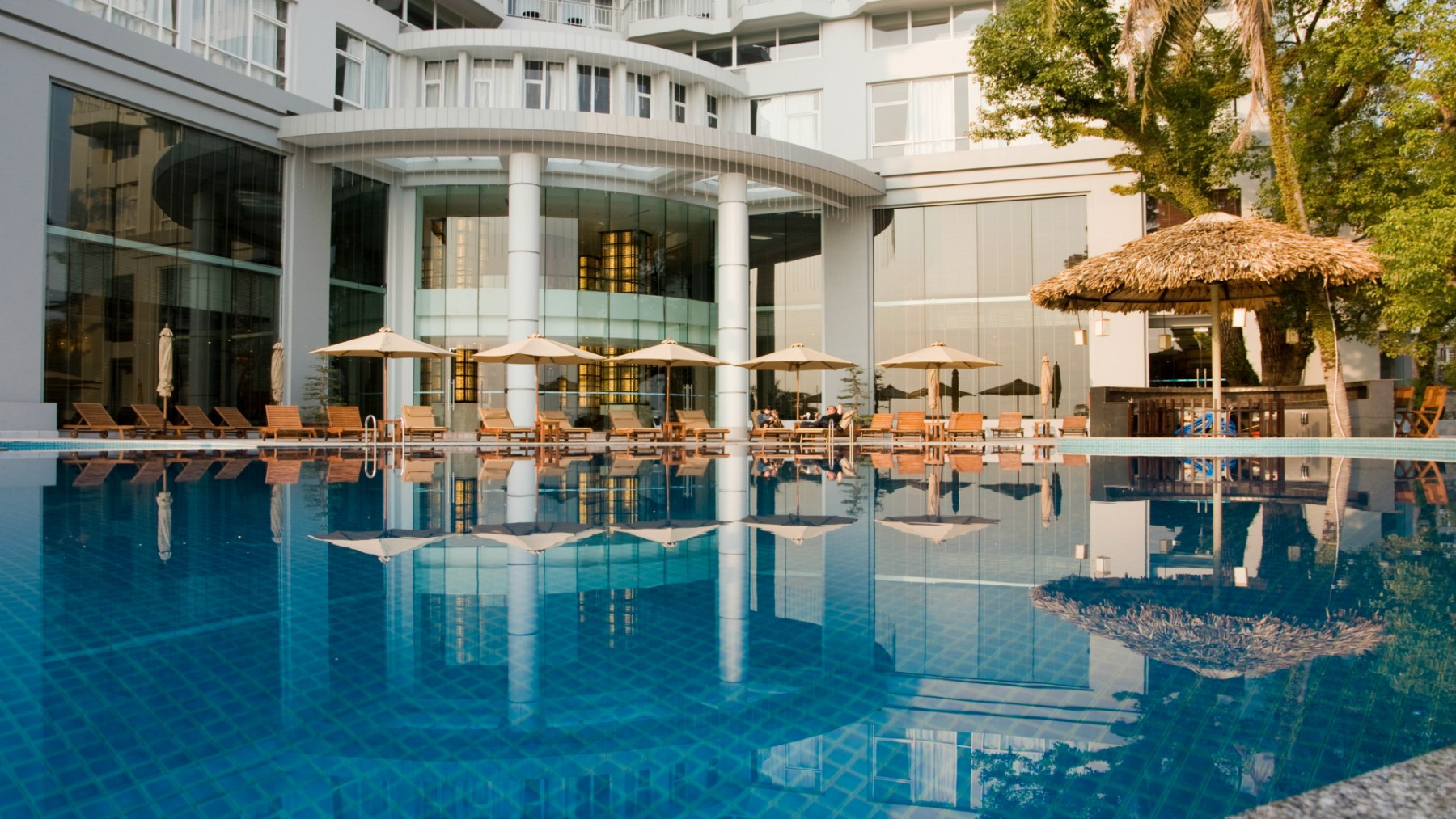 Bể bơi ngoài trời tại Novotel Ha Long Bay với tầm nhìn ra Vịnh Hạ Long, là địa điểm lý tưởng để thư giãn tại một trong những khách sạn có bể bơi ở Hạ Long hàng đầu