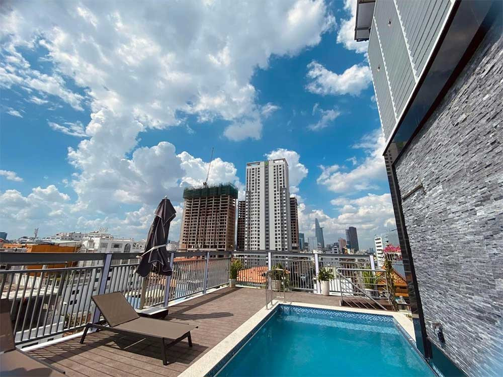Bể bơi trên sân thượng của Cityhouse - LightHouse SG với tầm nhìn tuyệt đẹp ra các tòa nhà cao tầng của Sài Gòn, nơi du khách có thể thư giãn và tận hưởng không khí trong lành tại khách sạn 3 sao quận 1 Cityhouse – LightHouse SG