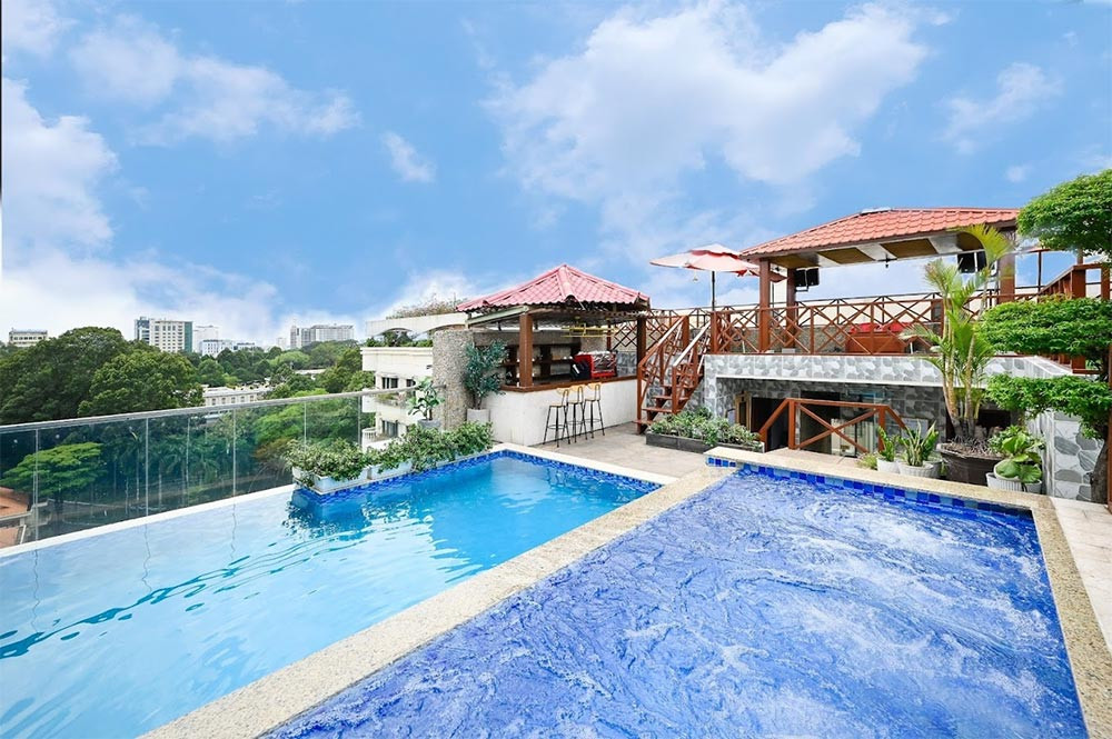 Bể bơi trên tầng thượng của California Saigon Hotel, với thiết kế hiện đại, làn nước trong xanh và tầm nhìn ra quang cảnh thành phố, là điểm nhấn thư giãn tại khách sạn 3 sao quận 1 California Saigon Hotel
