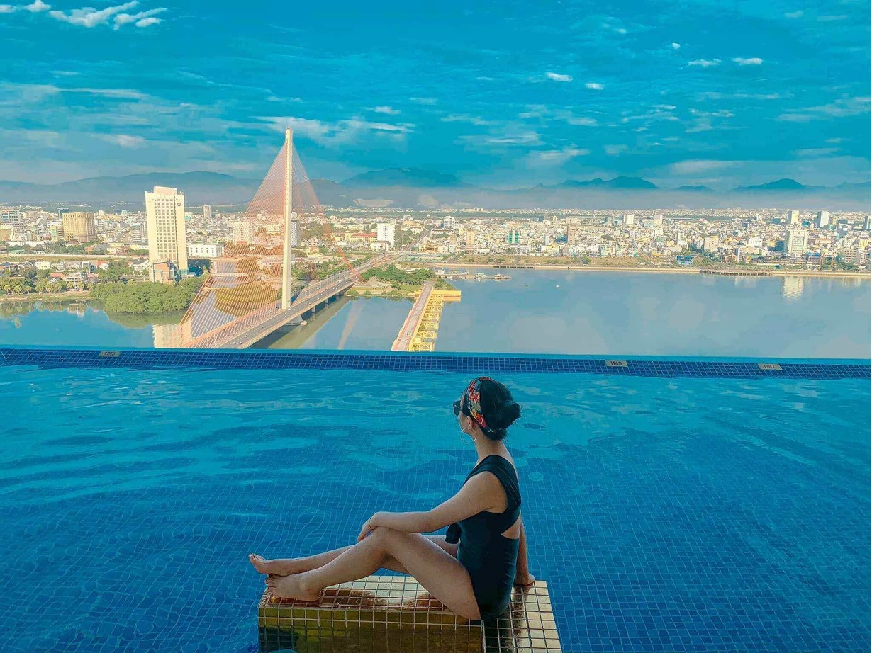 Bể bơi vô cực Fivitel Đà Nẵng với tầm nhìn bao quát sông Hàn và thành phố sôi động từ tầng 25, mang đến trải nghiệm nghỉ dưỡng sang trọng.