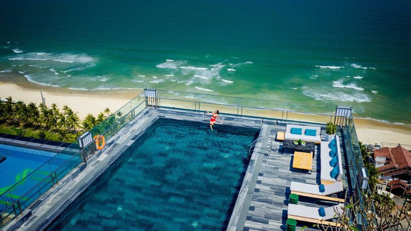 Bể bơi vô cực ngoài trời với view hướng biển tại Minh Toàn SAFI Ocean Hotel, một trong những khách sạn gần trung tâm Đà Nẵng