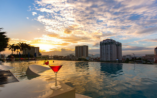 Bể bơi vô cực trên cao tại Novotel Đà Nẵng Premier Han River, khách sạn 5 sao với tầm nhìn bao quát sông Hàn và trung tâm thành phố.