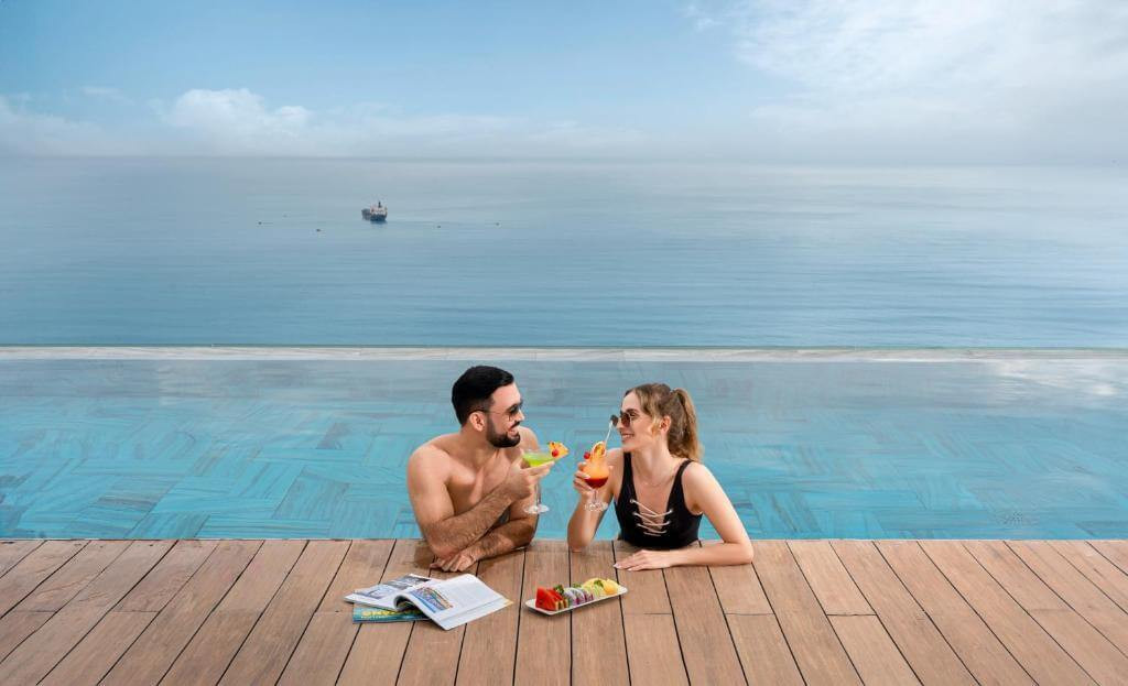 Bể bơi vô cực với thiết kế kính trong suốt tại A La Carte Danang Beach, mang đến cảm giác bơi lội giữa không trung và view biển tuyệt đẹp.