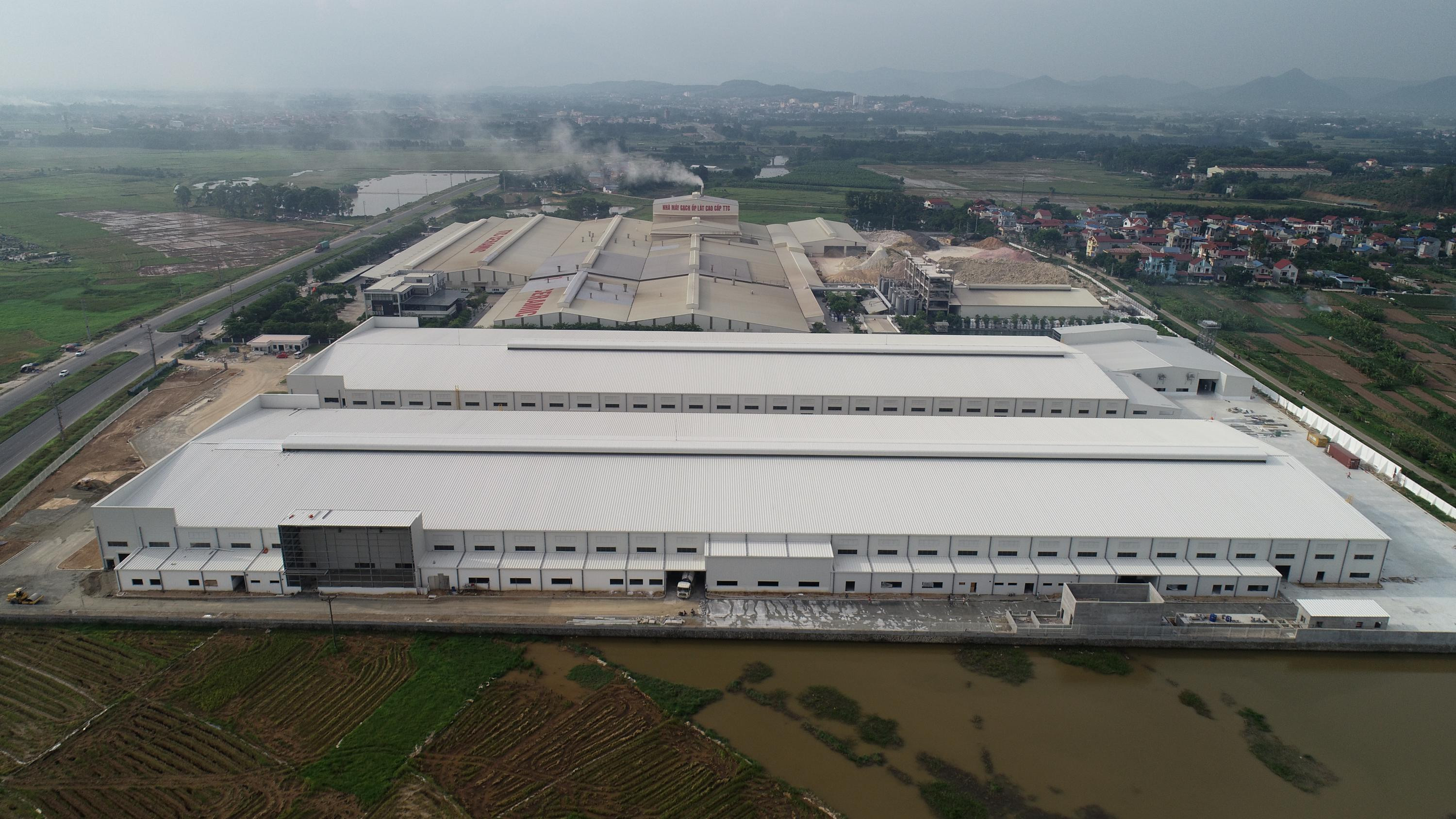 Hình ảnh Nhà máy SX Bao bì Giấy và Linh kiện Điện tử Cửu Long tại KCN Phúc Yên, Vĩnh Phúc, một công trình sản xuất với sự tham gia của Công ty TNHH Thương mại và Dịch vụ Đông Á.