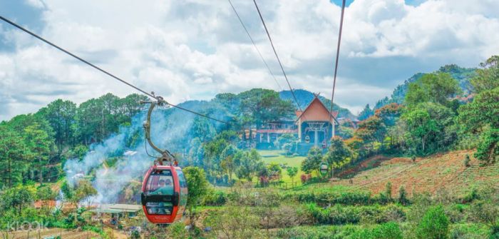 Ngắm toàn cảnh Đà Lạt từ Đồi Robin, điểm khởi đầu của hành trình cáp treo đến Thiền Viện Trúc Lâm.