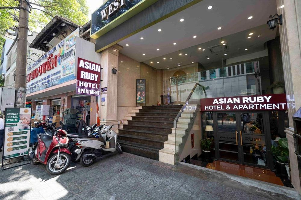 Bên ngoài của Asian Ruby Hotel &amp; Apartment với kiến trúc hiện đại, tông màu sáng và biển hiệu rõ ràng, tạo ấn tượng thân thiện và chuyên nghiệp tại khách sạn 3 sao quận 1 Asian Ruby Hotel &amp; Apartment