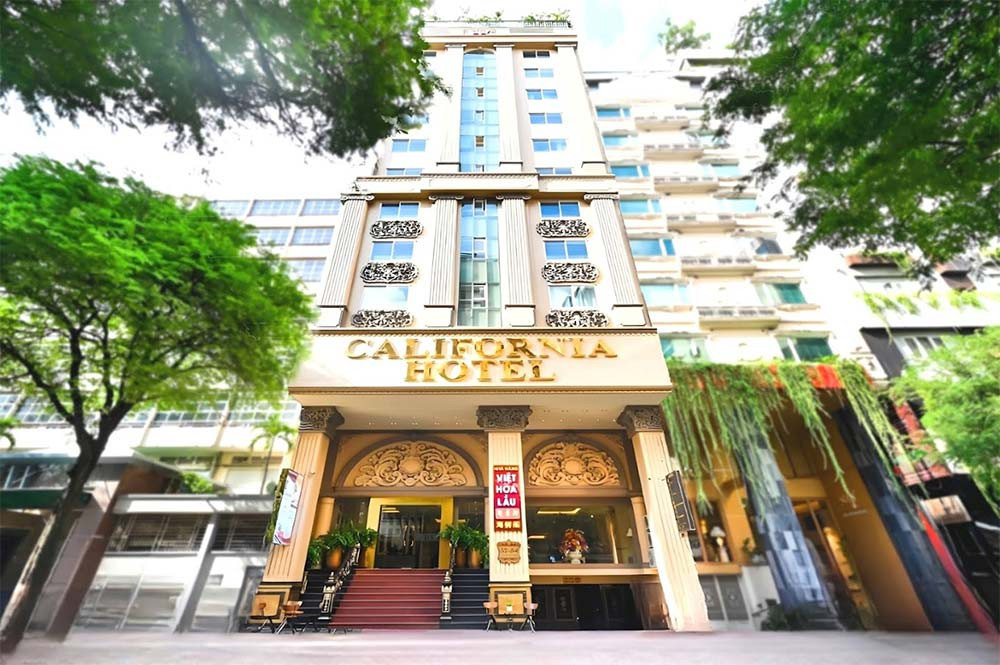 Bên ngoài của California Saigon Hotel với kiến trúc ấn tượng, biển hiệu rõ ràng và vị trí trung tâm, thu hút sự chú ý của du khách tại khách sạn 3 sao quận 1 California Saigon Hotel
