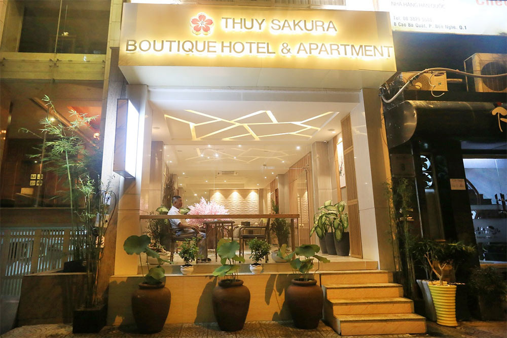 Bên ngoài của Thuy Sakura Hotel &amp; Serviced Apartment với kiến trúc truyền thống Nhật Bản, cửa gỗ và lồng đèn, tạo nên vẻ đẹp độc đáo giữa lòng thành phố tại khách sạn 3 sao quận 1 Thuy Sakura Hotel &amp; Serviced Apartment