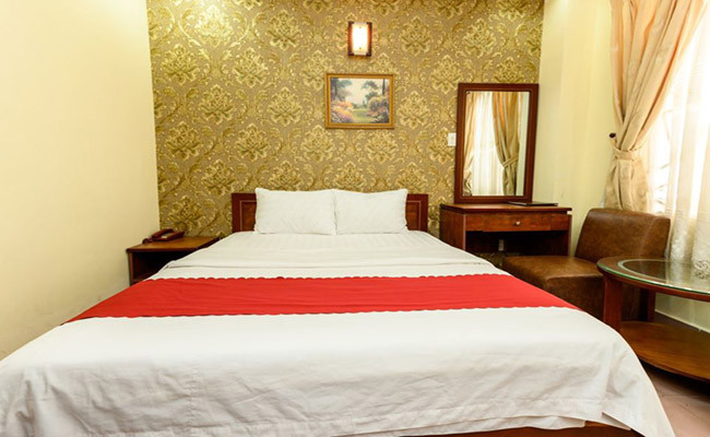Bên trong Khách Sạn Ngọc Á Châu, một khách sạn đường Sư Vạn Hạnh quận 10 với các phòng có ban công