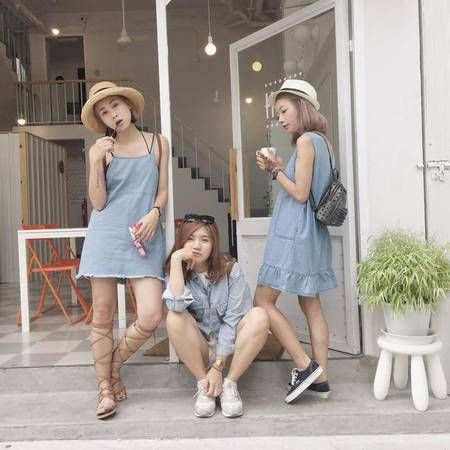 Tạo dáng nhóm tự nhiên khi chụp ảnh du lịch cùng bạn thân