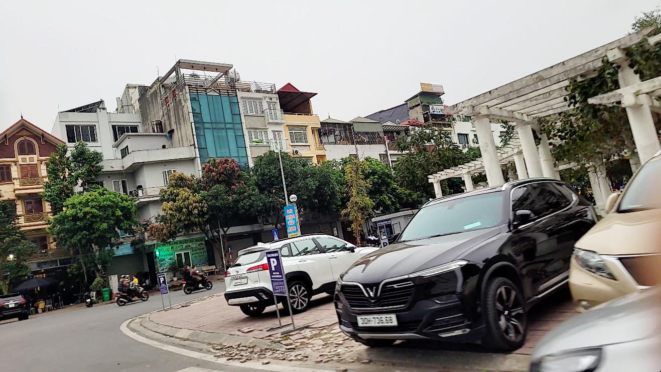Biển trông giữ xe trong khuôn viên Vườn hoa Long Biên Hà Nội bị chiếm dụng