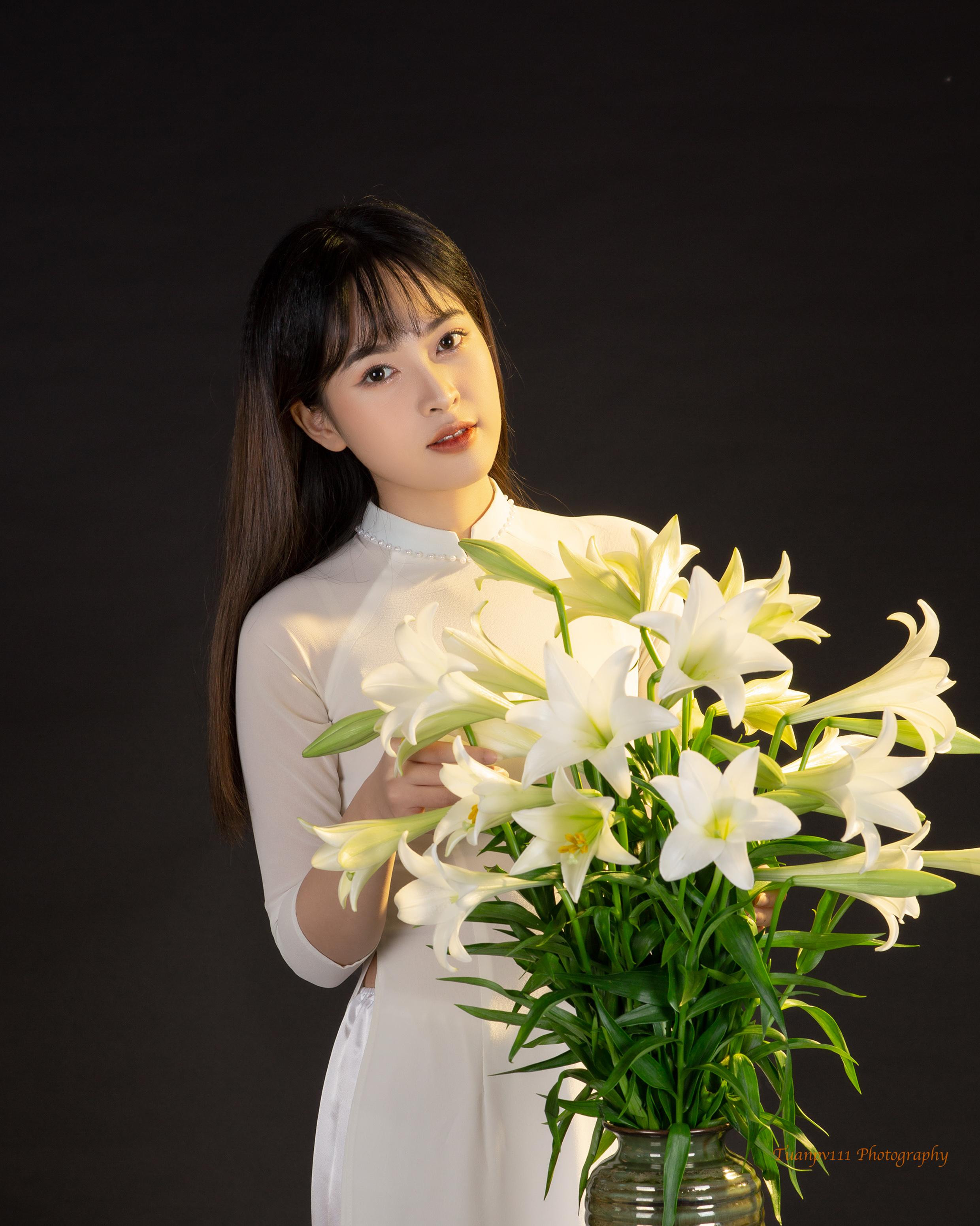 Bình hoa loa kèn trắng tinh khôi được chụp trong studio