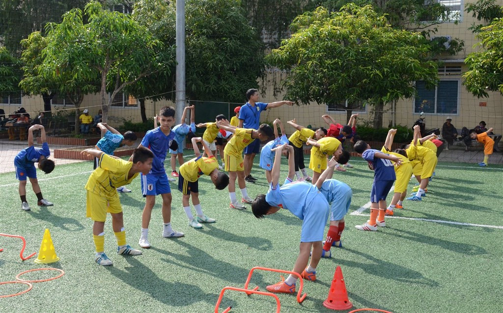 Cảnh tổ chức giải bóng đá, biểu thị sự kiện thể thao và gắn kết tập thể mà Công ty TNHH May Thời trang Perseption USA có thể tài trợ hoặc tổ chức cho nhân viên